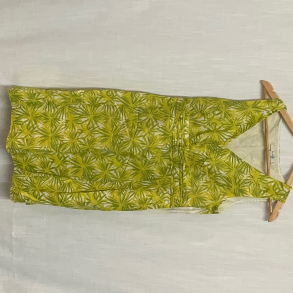 I’m selling a green size 6P dress